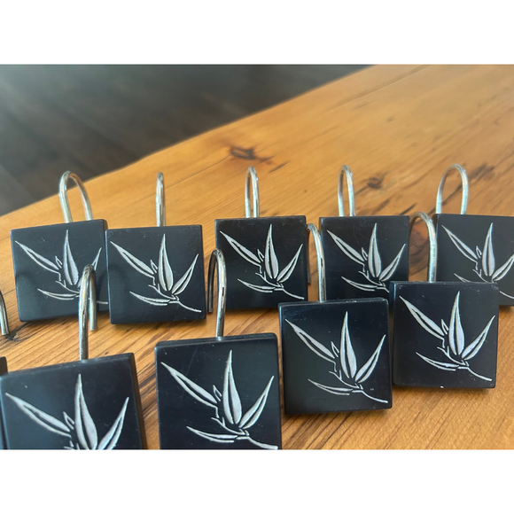 Pretty set of 12 black square shower hooks with white bird of paradise design - Picture 7 of 8